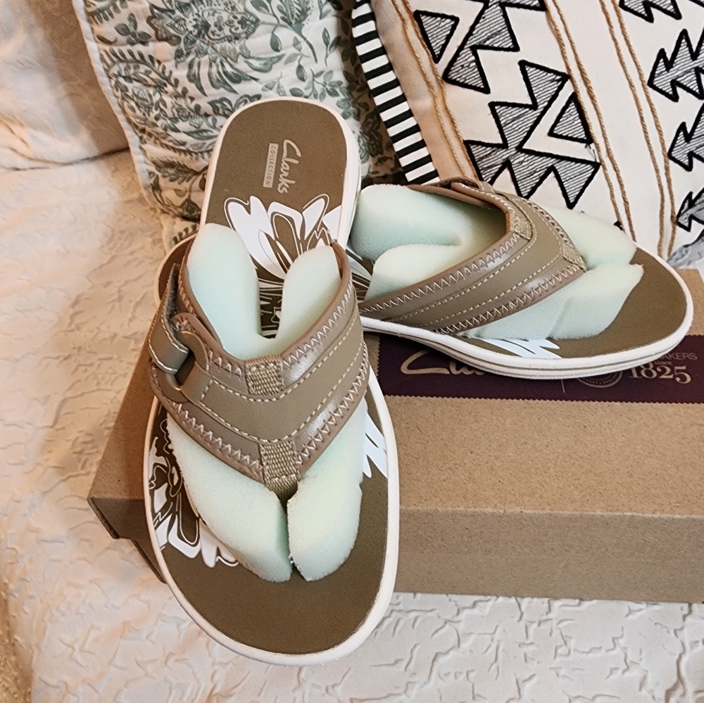 Clarks Breeze Mila Sandals brand new in Size 7 in color Greystone